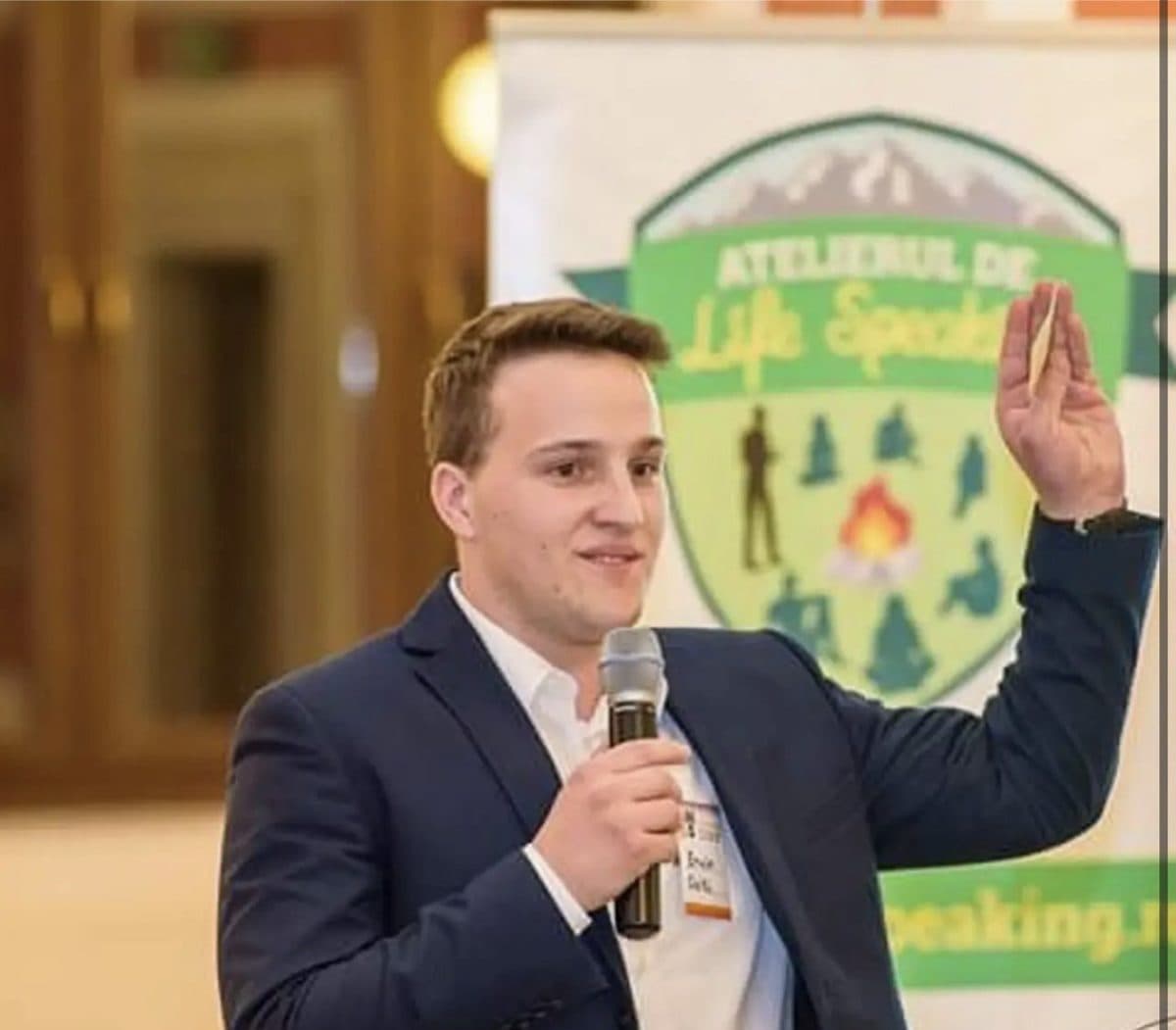 Csiki Ervin-György előadás közben a színpadon