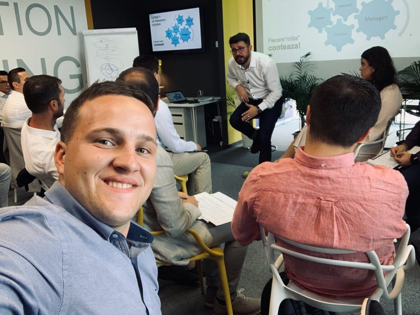 Csiki Ervin-György a Scale-Up 1000 programon, háttérben Cristian Onețiu